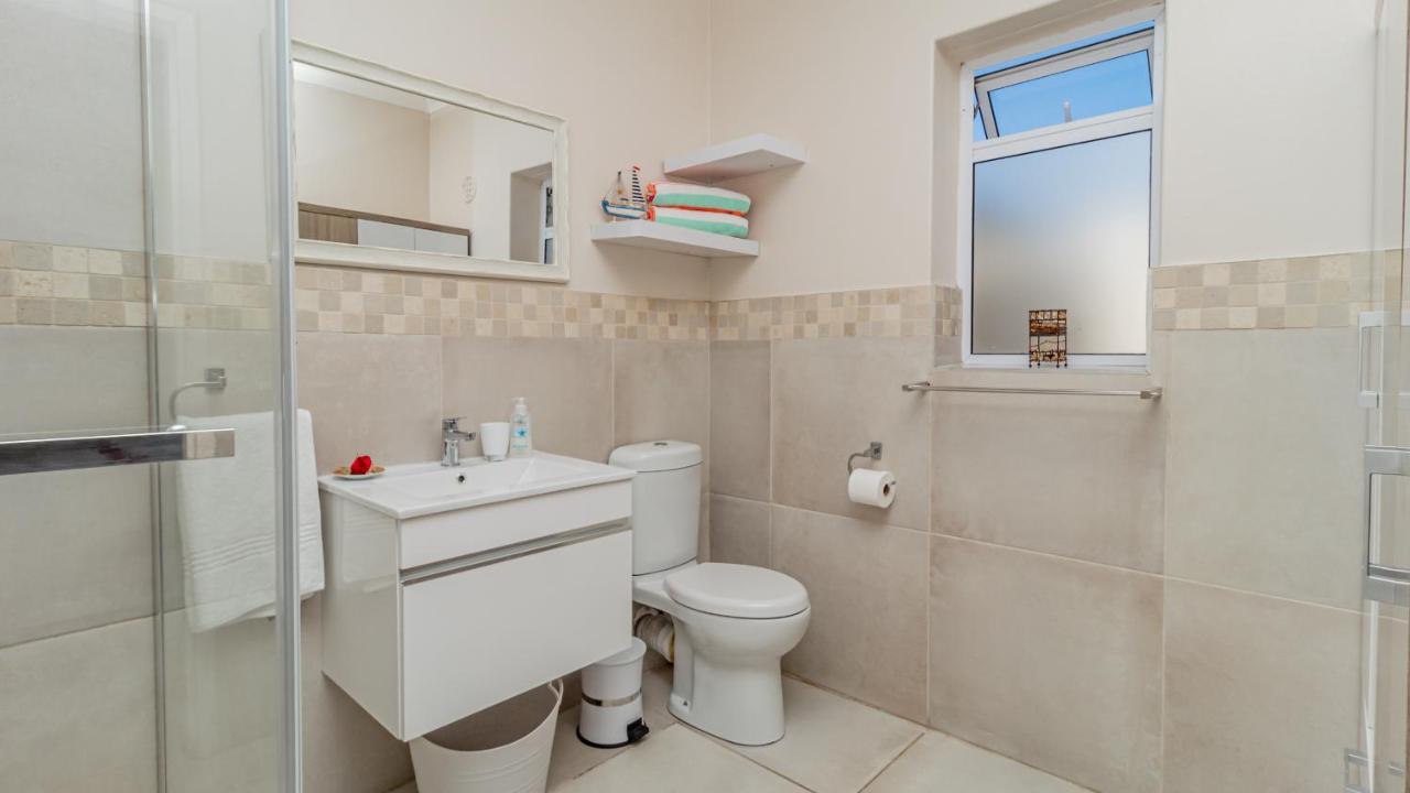 Sea Breeze Hotel Блубергстранд Екстериор снимка